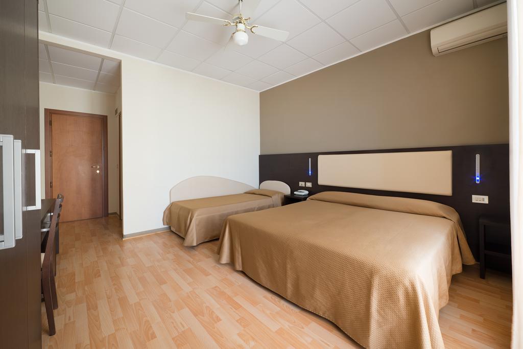 Hotel Belsoggiorno Cattolica Habitación foto